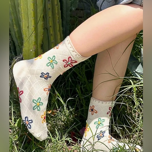 Closeout!▪️POL Ivory Floral Socks with Multi Flowers - Picture 2 of 6